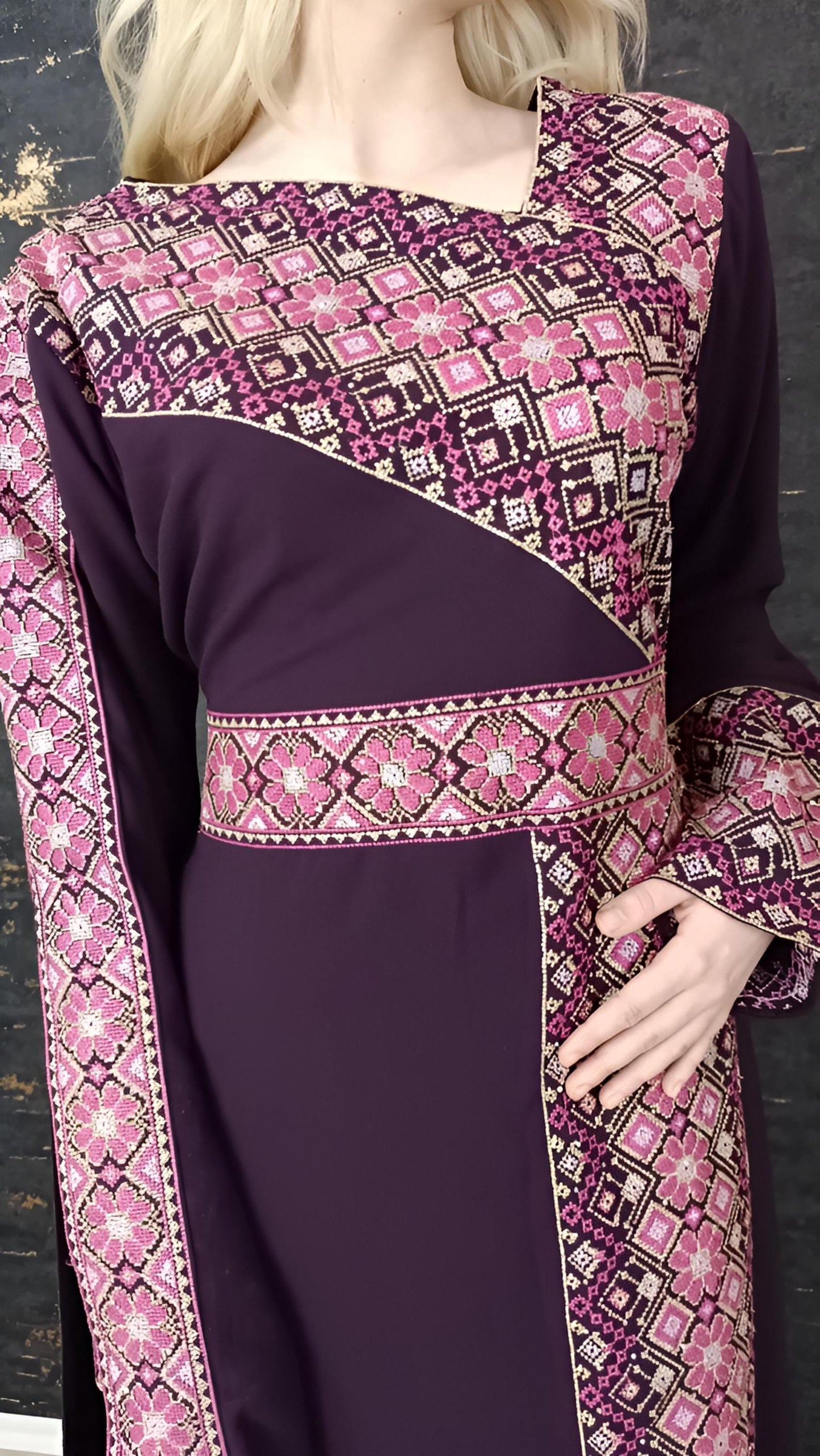 Kaftan Schaza mit Gürtel, aubergine, asymmetrischer Halsausschnitt, unterschiedliche Armlängen, bunte Stickerei, Kleid für besondere Anlässe (etsy image id: 7773874717)