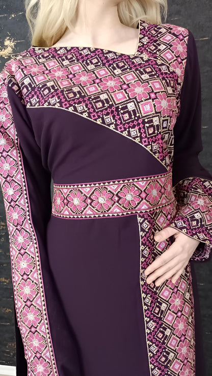 Kaftan Schaza mit Gürtel, aubergine, asymmetrischer Halsausschnitt, unterschiedliche Armlängen, bunte Stickerei, Kleid für besondere Anlässe (etsy image id: 7773874717)