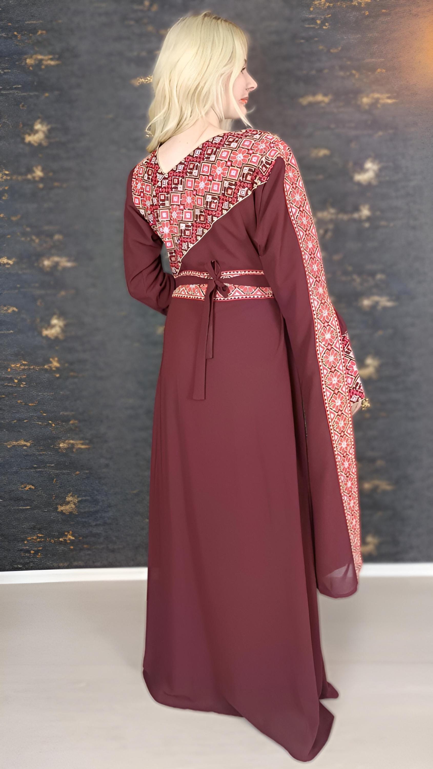 Kaftan Schaza mit Gürtel, weinrot, asymmetrischer Halsausschnitt, unterschiedliche Armlängen, bunte Stickerei, Kleid für besondere Anlässe __etsy:7773908581