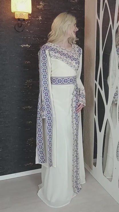 Kaftan Schaza mit Gürtel, weiß, asymmetrischer Halsausschnitt, unterschiedliche Armlängen, bunte Stickerei, Kleid für besondere Anlässe